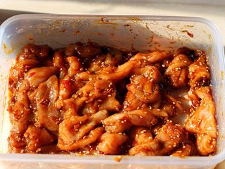 7、秘制牙签肉,最后倒入适量老抽上色，腌制10分钟。