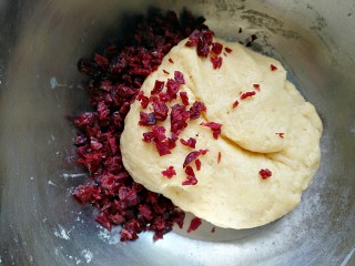 6、蔓越莓司康,加入切碎的蔓越莓。混合均匀