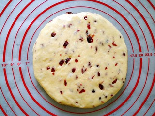 8、蔓越莓司康,用擀面杖擀成厚1.5厘米的圆片