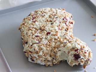 11、奶香浓郁牛轧糖（熬糖版），越嚼越香,取出放入牛轧糖整形盘中，戴好防粘手套，折叠摁压几次，让材料充分的融合在一起。