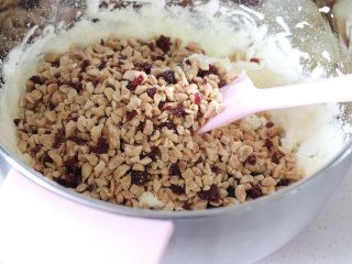 10、奶香浓郁牛轧糖（熬糖版），越嚼越香,加入保温的花生和蔓越莓，用刮刀辅助，让糖包裹住它们。