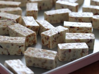 14、奶香浓郁牛轧糖（熬糖版），越嚼越香,再切成合适的大小。