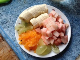 1、早餐水果沙拉,桃子去皮切丁，香蕉去皮切片，提子去皮去核切切，橘子去皮去膜取肉