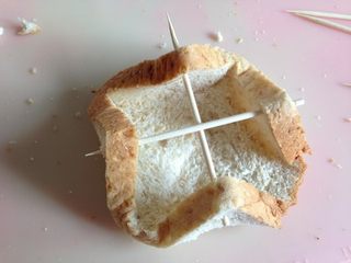 2、早餐水果沙拉,吐司利用牙签造型定型