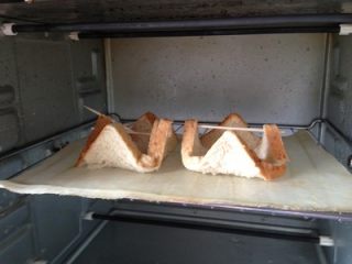 3、早餐水果沙拉,定型好的面包进烤箱180°约1分钟