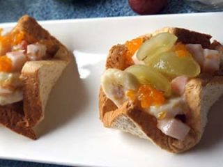 6、早餐水果沙拉,装到面包中即可