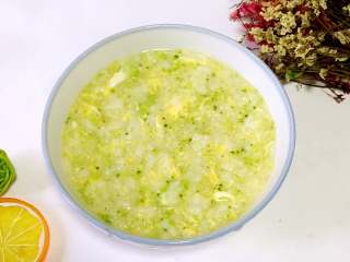 4、西兰花蛋花粥,出锅后稍微晾凉后滴上一两滴亚麻籽油，搅拌一下，晾至常温就可以给宝宝吃了。