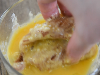 6、在家轻松炸猪排，色泽金黄有食欲！,接着脱一层蛋液