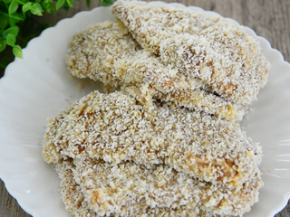 7、在家轻松炸猪排，色泽金黄有食欲！,再将肉排放入面包糠中，均匀沾满