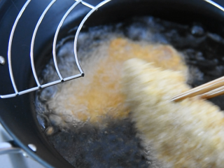 8、在家轻松炸猪排，色泽金黄有食欲！,油温至7成熟，转小火下猪排，用筷子来回翻面，防止焦糊