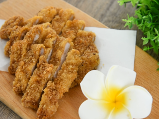 11、在家轻松炸猪排，色泽金黄有食欲！,香脆可口的炸猪排就完成啦