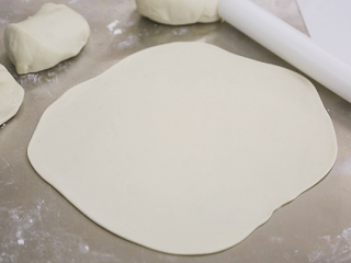 1、鸡胸沙茶卷饼,面揉好后四等分，分别擀薄成饼皮