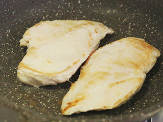 4、鸡胸沙茶卷饼,煎至两面金黄至熟透