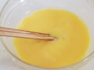 6、鸡胸沙茶卷饼,把鸡蛋打到碗里搅散