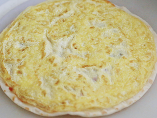 10、鸡胸沙茶卷饼,再铺上一个鸡蛋饼