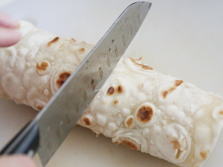 12、鸡胸沙茶卷饼,用刀在中间切断即可摆盘上桌