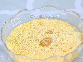 2、小米豆腐虾仁丸 宝宝健康辅食,高蛋白补钙,将小米泡2小时。小米泡好后,一定要沥干水分。????小贴士:小米事先泡一下,蒸更容易熟,也更软烂。泡好的小米要控干水分,否则小米太湿丸子不易成型