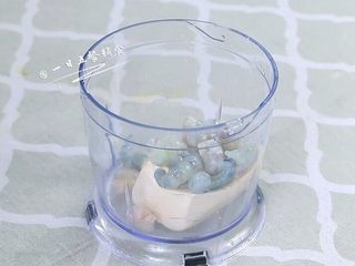 3、小米豆腐虾仁丸 宝宝健康辅食,高蛋白补钙,将豆腐和虾仁一起入料理机打成泥。