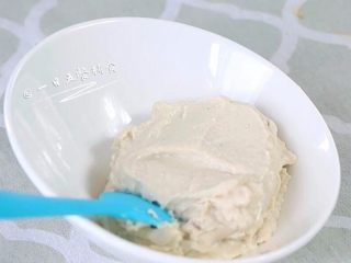 4、小米豆腐虾仁丸 宝宝健康辅食,高蛋白补钙,豆腐虾泥。这里为了使所有低幼小盆友都可以吃,什么调味都没放,想放点有味的,可以加生姜3克,葱5克,料酒2汤匙,盐4克,胡椒粉3克搅拌均匀。