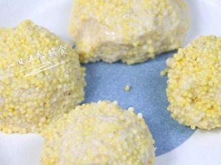 5、小米豆腐虾仁丸 宝宝健康辅食,高蛋白补钙,蒸锅烧开水上汽后放入丸子。
