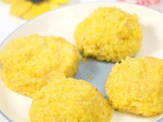 7、小米豆腐虾仁丸 宝宝健康辅食,高蛋白补钙,出锅啦。黄灿灿的好有食欲~~