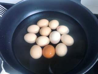 1、五香茶叶蛋,首先将鸡蛋清洗干净，放入冷水锅里，大火煮开后转小火煮五分钟，关火，焖3分钟就可以了。