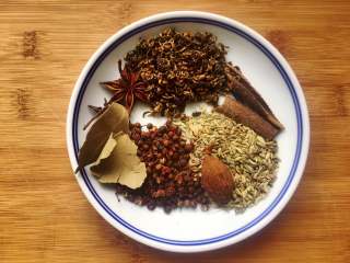 3、五香茶叶蛋,煮鸡蛋的时候，准备好香料，香料用水冲洗一下。