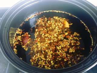 4、五香茶叶蛋,砂锅里放入适量的清水，倒入适量的生抽、老抽，加入适量的盐、茶叶和洗净的香料.