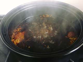 5、五香茶叶蛋,开大火煮开后转小火煮5分钟。