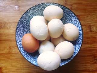 7、五香茶叶蛋,依次把所有的鸡蛋敲出裂纹。