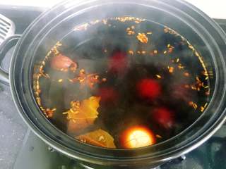 8、五香茶叶蛋,将敲出裂纹的熟鸡蛋放入砂锅中，大火煮开后转小火煮20分钟左右。