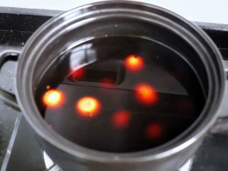 9、五香茶叶蛋,关火后让茶叶蛋在卤水里面浸泡一夜。