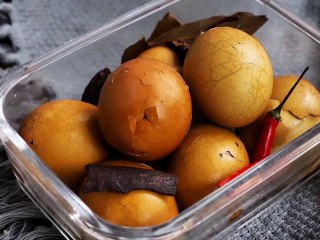 10、五香茶叶蛋,第二天早上，将茶叶蛋装入碗里，就可以开吃了。