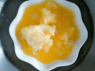 3、可爱的圣诞杯子蛋糕,黄油隔水融化待用