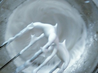 4、可爱的圣诞杯子蛋糕,把糖分三次加入到蛋白里，蛋白打发到提起打蛋器有个弯勾，这个跟戚风不同这里是湿性发泡，切记。