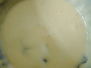 5、可爱的圣诞杯子蛋糕,然后把蛋黄打到颜色变浅发白