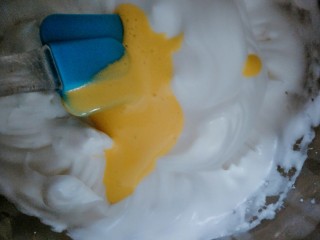 6、可爱的圣诞杯子蛋糕,把蛋黄分三次加入到蛋白里，每加入一次翻版均匀后再加入后面的。