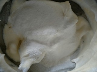 7、可爱的圣诞杯子蛋糕,筛入低筋面粉然后翻拌均匀。这个原方子有2克泡打粉的，我不喜欢没加。