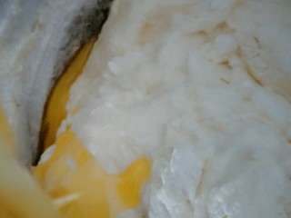 8、可爱的圣诞杯子蛋糕,把黄油倒入面糊中翻拌均匀。