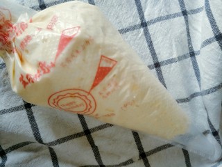 9、可爱的圣诞杯子蛋糕,把面糊装入裱花袋中这样更容易倒入纸杯中。