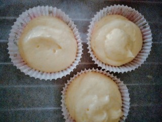 10、可爱的圣诞杯子蛋糕,把纸杯倒8分满。