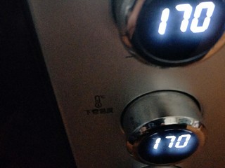 11、可爱的圣诞杯子蛋糕,烤箱170度预热。