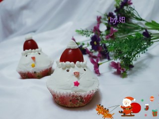 13、可爱的圣诞杯子蛋糕,上面的圆型裱花奶油是用圆形裱花嘴挤的。可以把袋子剪个口。