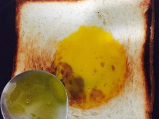 5、好好ci牌鸡蛋吐司,少倒点鸡蛋糊 在切片上 用勺慢慢摸开