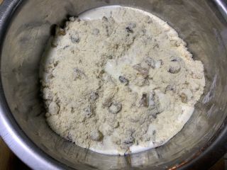 6、英式司康饼,加入牛奶,再次拌匀。