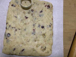 8、英式司康饼,把面团放在烘焙油纸上,擀成24*19*1.5CM的长方形,放入冰箱冷藏松弛30分钟左右。