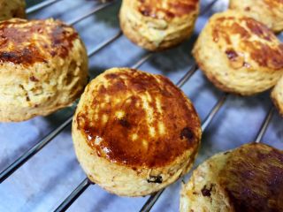12、英式司康饼,香甜酥松的司康饼出炉啦。