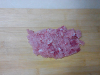 1、肉末豆腐,猪肉切成末，葱姜切末，豆腐切小块