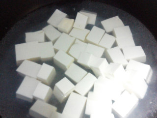 2、肉末豆腐,锅加水烧开，下入豆腐焯水4-5分钟捞出