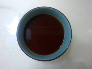 3、肉末豆腐,碗内加入半碗水，加入盐，酱油，淀粉，搅拌均匀调成碗汁